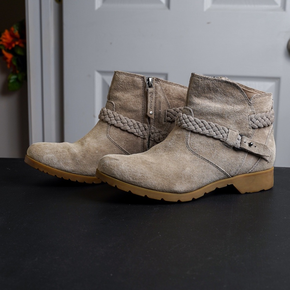 Teva Ankle Boots Suede Tan Beige Cream Zipper Braided Detail size 7